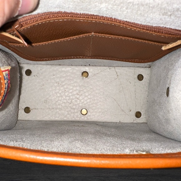 Vintage Dooney Bourke Leather White Essex Shoulder Bag Brass Hardware Tan Trim - Picture 17 of 17